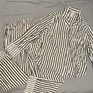 NWOT Victoria's Secret Flannel Pajama Set - S Gray and White